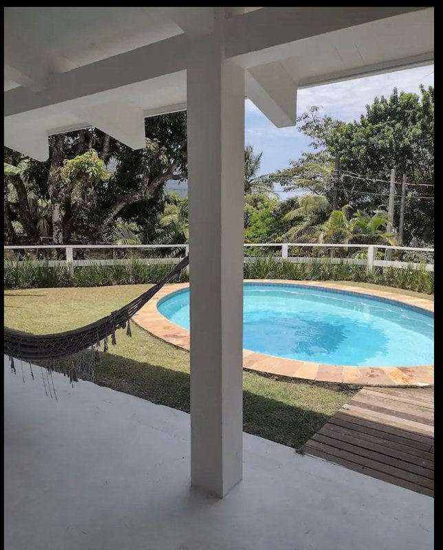 VENDE-SE LINDA CASA – CONDOMÍNIO – SUL DA ILHA – ESTILO GREGA - MARAVILHOSA Rua M. Vitalino Ilhabela - 