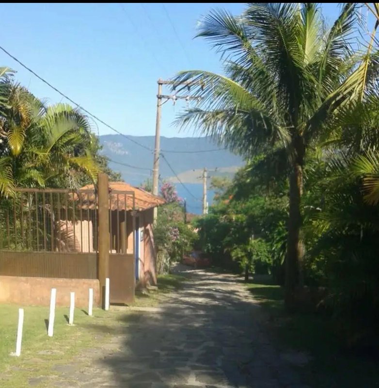 VENDE-SE LINDA CASA – CONDOMÍNIO – SUL DA ILHA – ESTILO GREGA - MARAVILHOSA Rua M. Vitalino Ilhabela - 
