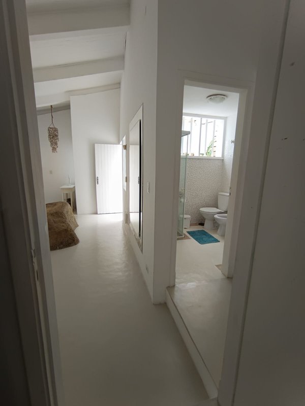 VENDE-SE LINDA CASA – CONDOMÍNIO – SUL DA ILHA – ESTILO GREGA - MARAVILHOSA Rua M. Vitalino Ilhabela - 