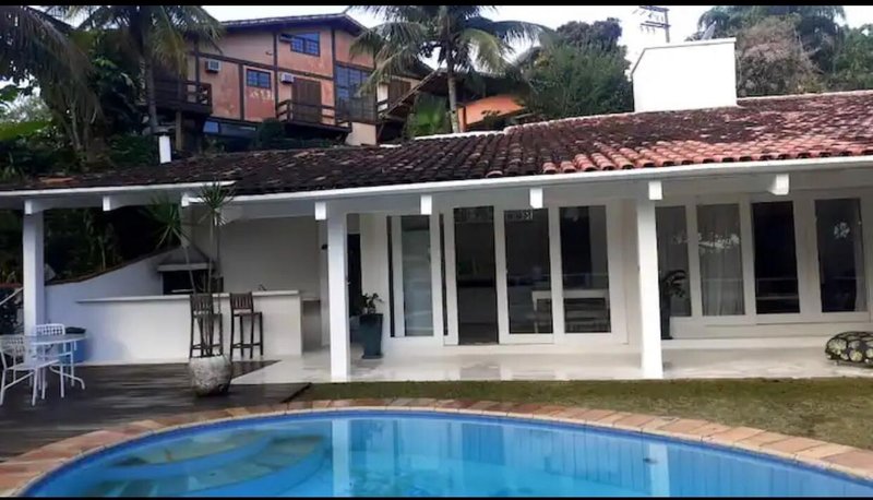 VENDE-SE LINDA CASA – CONDOMÍNIO – SUL DA ILHA – ESTILO GREGA - MARAVILHOSA Rua M. Vitalino Ilhabela - 