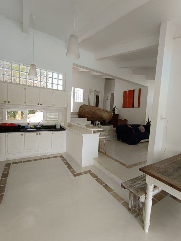 VENDE-SE LINDA CASA – CONDOMÍNIO – SUL DA ILHA – ESTILO GREGA - MARAVILHOSA Rua M. Vitalino Ilhabela - 