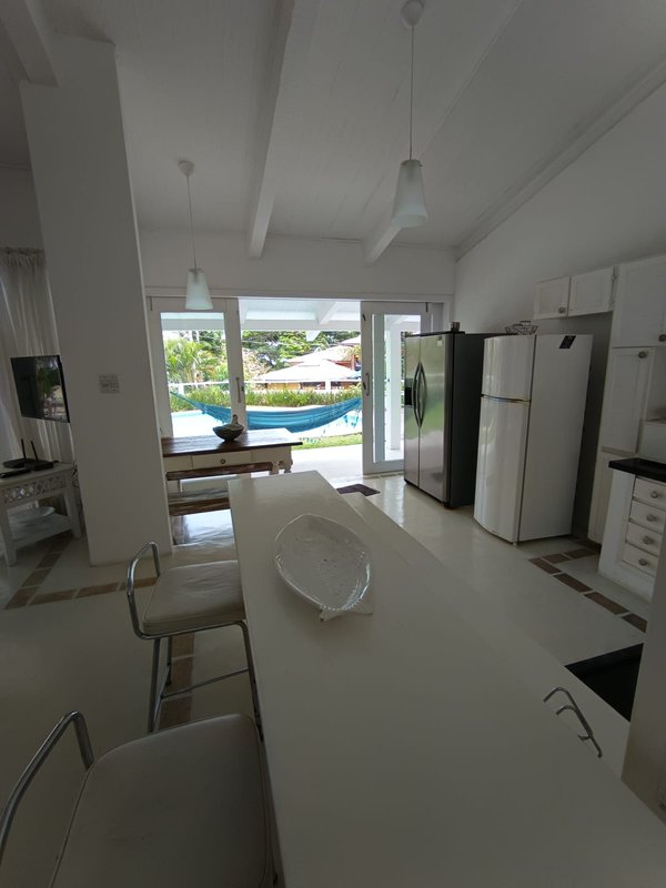VENDE-SE LINDA CASA – CONDOMÍNIO – SUL DA ILHA – ESTILO GREGA - MARAVILHOSA Rua M. Vitalino Ilhabela - 