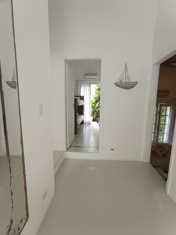 VENDE-SE LINDA CASA – CONDOMÍNIO – SUL DA ILHA – ESTILO GREGA - MARAVILHOSA Rua M. Vitalino Ilhabela - 