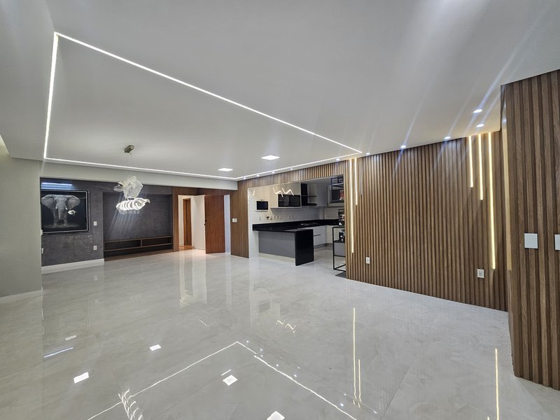 APARTAMENTO 4 QUARTOS SUÍTE NASCENTE REFORMADO ELEVADOR GARAGEM À VENDA NA GRAÇA! Rua Humberto de Campos Salvador - 