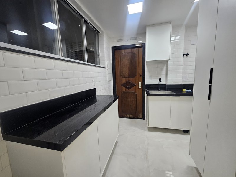 APARTAMENTO 4 QUARTOS SUÍTE NASCENTE REFORMADO ELEVADOR GARAGEM À VENDA NA GRAÇA! Rua Humberto de Campos Salvador - 