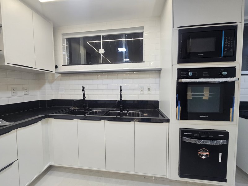 APARTAMENTO 4 QUARTOS SUÍTE NASCENTE REFORMADO ELEVADOR GARAGEM À VENDA NA GRAÇA! Rua Humberto de Campos Salvador - 