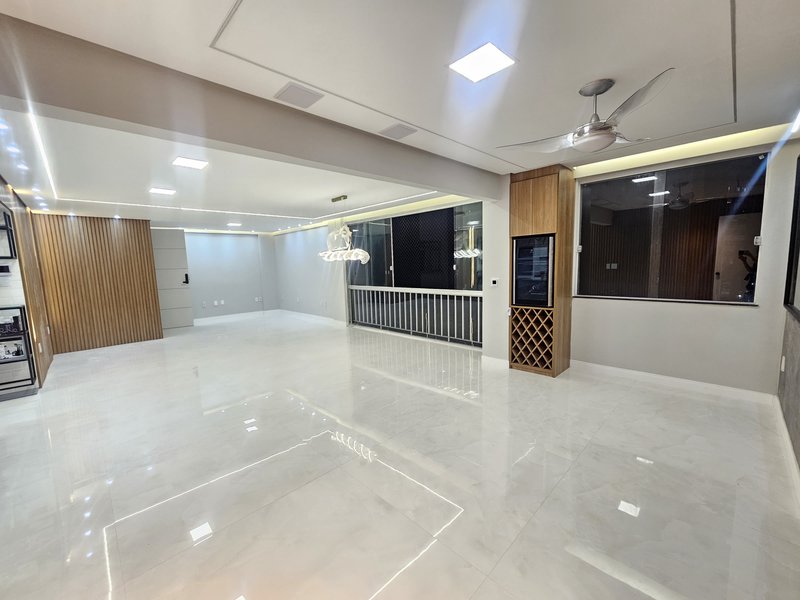 APARTAMENTO 4 QUARTOS SUÍTE NASCENTE REFORMADO ELEVADOR GARAGEM À VENDA NA GRAÇA! Rua Humberto de Campos Salvador - 