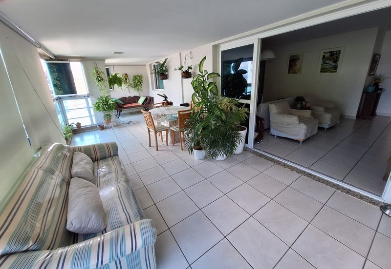 APARTAMENTO 4 QUARTOS SUÍTES VARANDÃO GOURMET 3 GARAGENS CONDOMINIO CLUBE À VENDA BARRA! Rua Barão de Itapoan Salvador - 