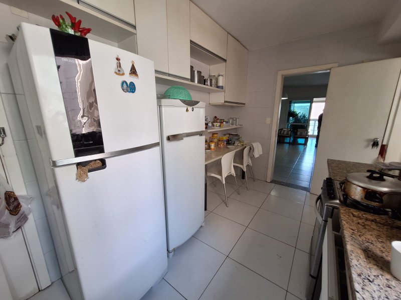 APARTAMENTO 4 QUARTOS SUÍTES VARANDÃO GOURMET 3 GARAGENS CONDOMINIO CLUBE À VENDA BARRA! Rua Barão de Itapoan Salvador - 