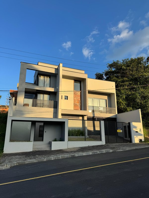 Casa de alto padrão à venda em Timbó, bairro dos Estados. Aceita permuta por automóveis!  Timbó - 