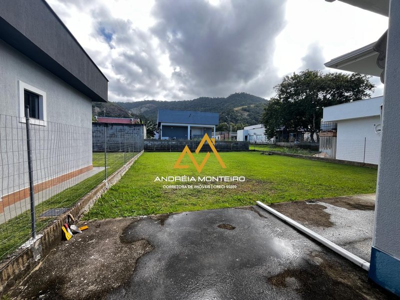 Casa linear com 3 dormitórios, 100.65m² - R$ 400.000,00 em São José de Imbassai - Maricá  Maricá - 