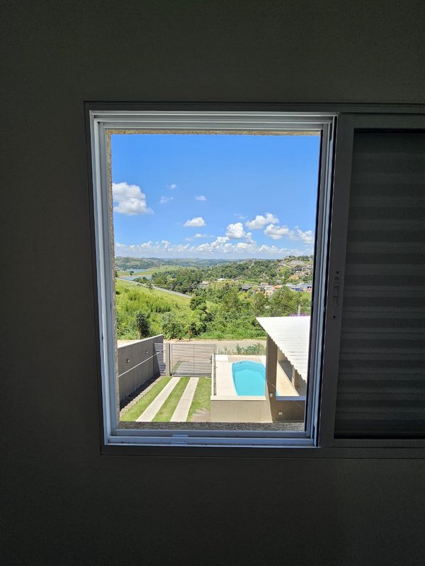 Linda casa com piscina à venda em condomínio fechado próximo ao centro de Igaratá  Igaratá - 