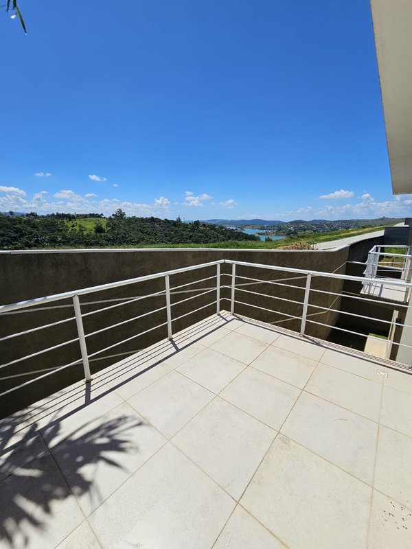 Linda casa com piscina à venda em condomínio fechado próximo ao centro de Igaratá  Igaratá - 