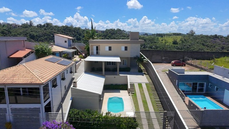 Linda casa com piscina à venda em condomínio fechado próximo ao centro de Igaratá  Igaratá - 