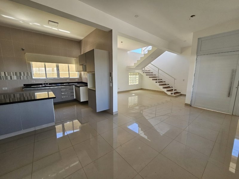 Linda casa com piscina à venda em condomínio fechado próximo ao centro de Igaratá  Igaratá - 