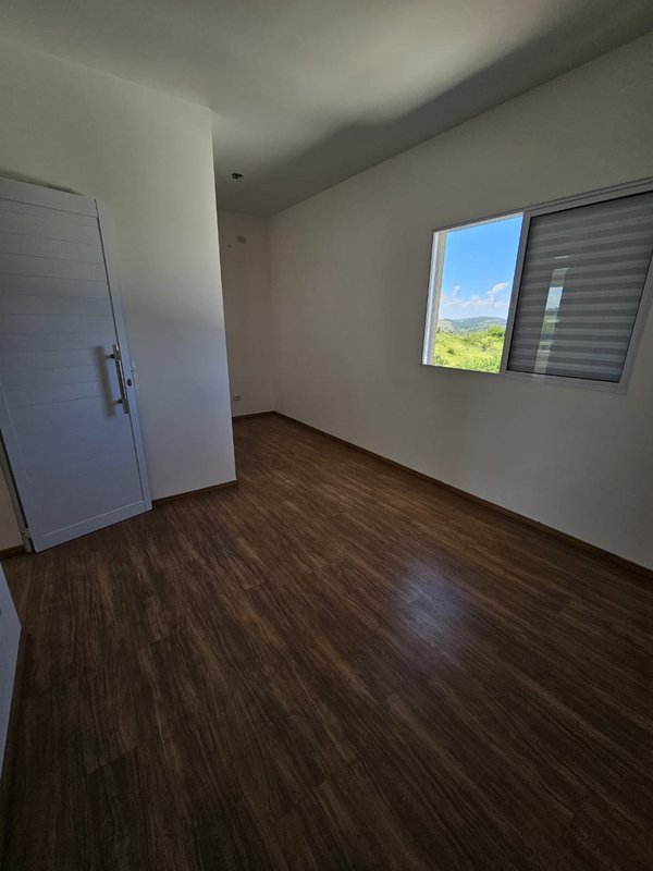 Linda casa com piscina à venda em condomínio fechado próximo ao centro de Igaratá  Igaratá - 