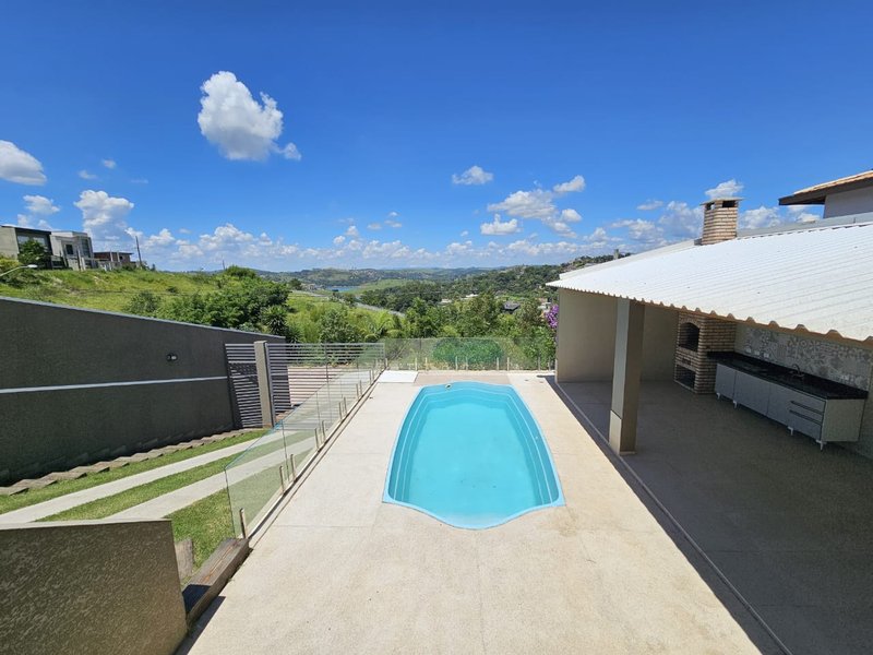 Linda casa com piscina à venda em condomínio fechado próximo ao centro de Igaratá  Igaratá - 