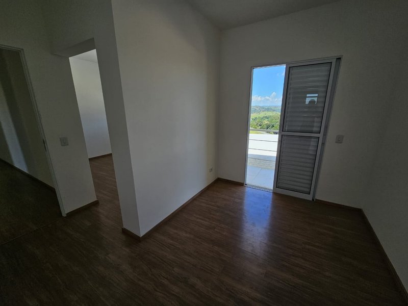 Linda casa com piscina à venda em condomínio fechado próximo ao centro de Igaratá  Igaratá - 