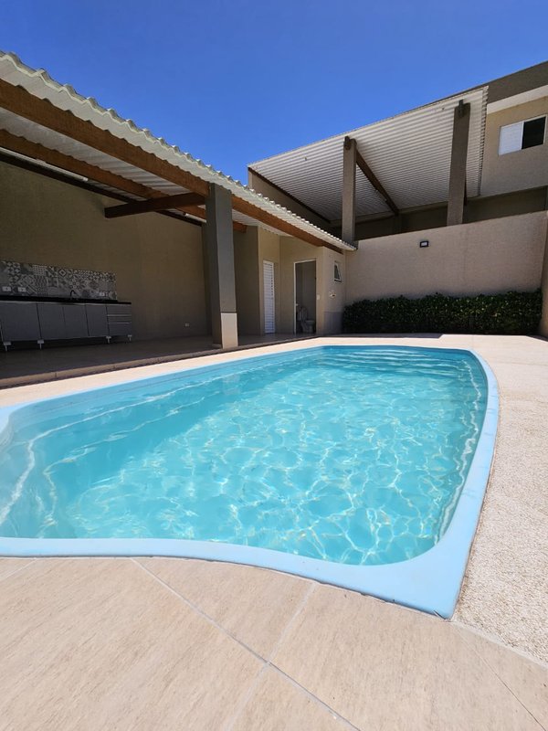 Linda casa com piscina à venda em condomínio fechado próximo ao centro de Igaratá  Igaratá - 