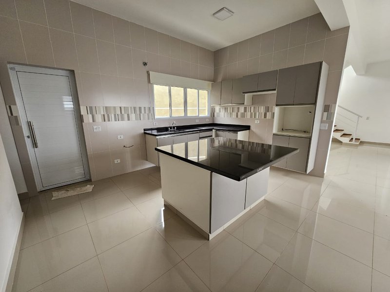 Linda casa com piscina à venda em condomínio fechado próximo ao centro de Igaratá  Igaratá - 