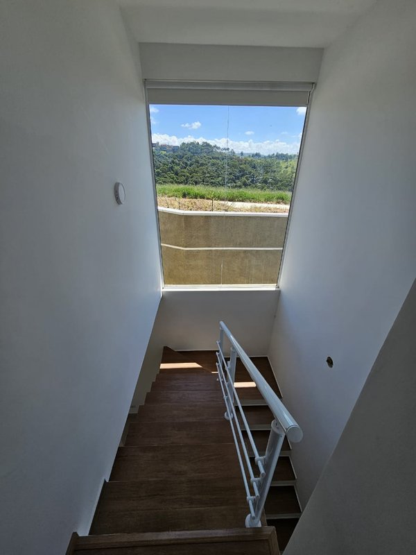 Linda casa com piscina à venda em condomínio fechado próximo ao centro de Igaratá  Igaratá - 