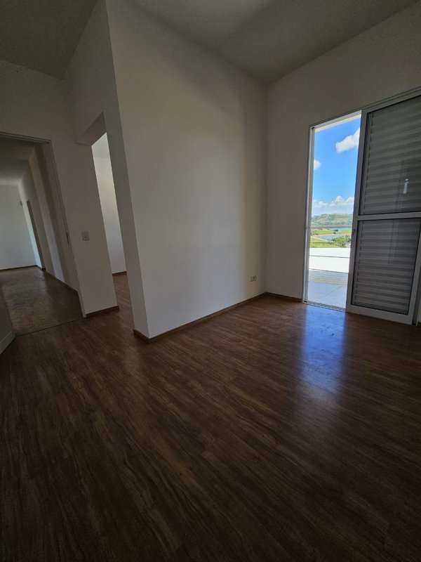 Linda casa com piscina à venda em condomínio fechado próximo ao centro de Igaratá  Igaratá - 