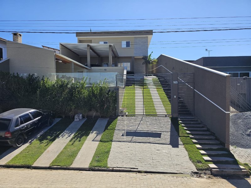 Linda casa com piscina à venda em condomínio fechado próximo ao centro de Igaratá  Igaratá - 