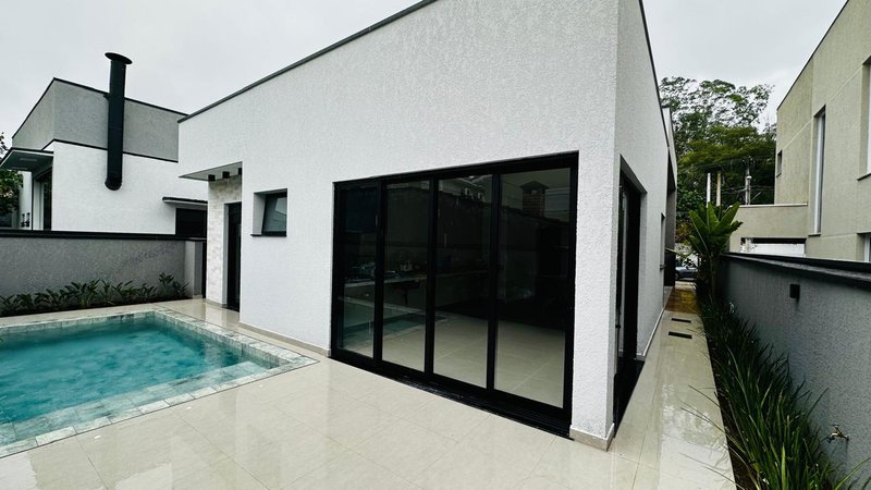 Casa Térrea contemporânea com 3 Suítes e Piscina aquecida no Veredas  Mogi das Cruzes - 