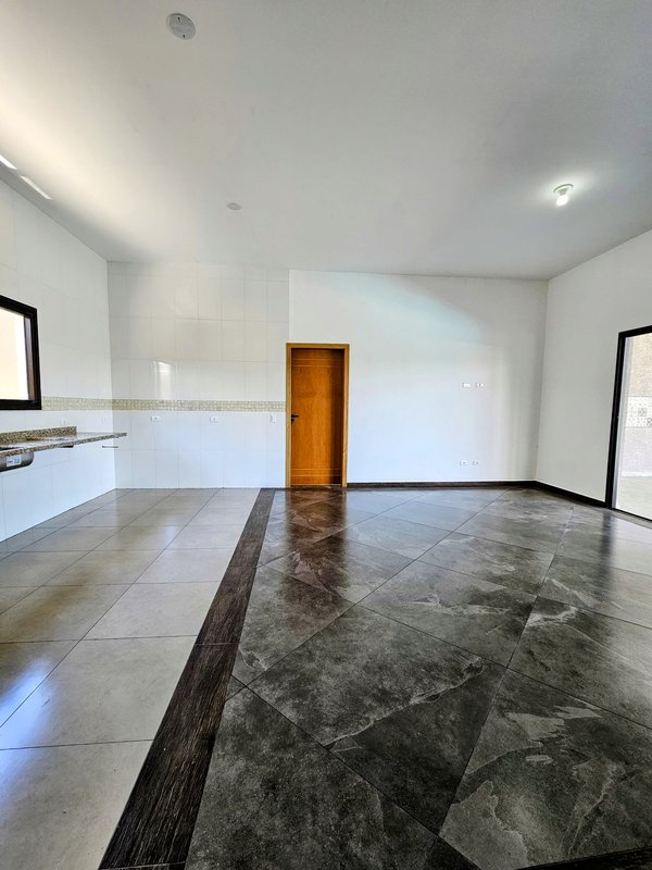 Ótima casa com piscina à venda em condomínio fechado próximo ao centro de Igaratá  Igaratá - 