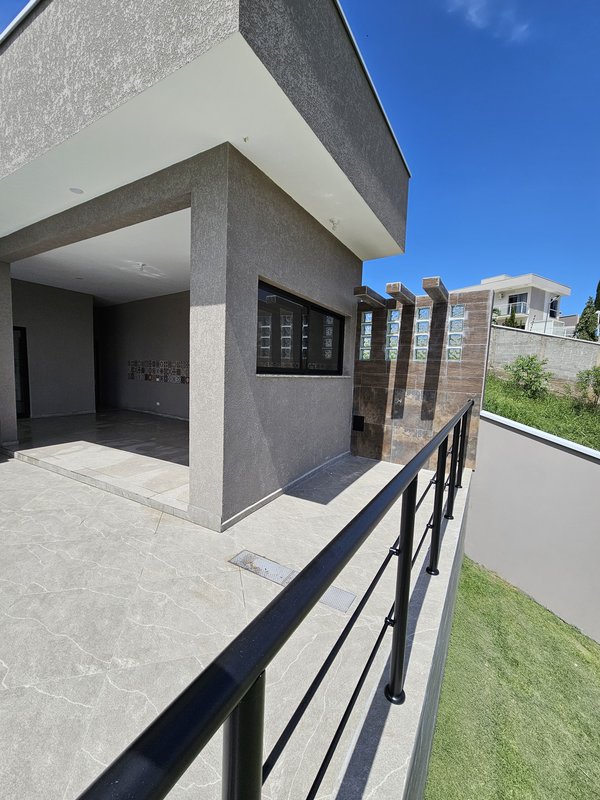 Ótima casa com piscina à venda em condomínio fechado próximo ao centro de Igaratá  Igaratá - 