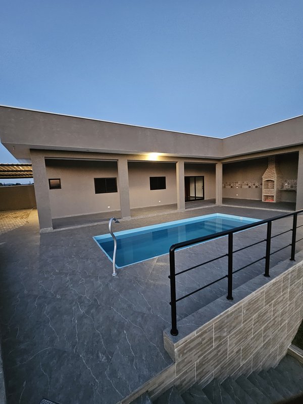 Ótima casa com piscina à venda em condomínio fechado próximo ao centro de Igaratá  Igaratá - 