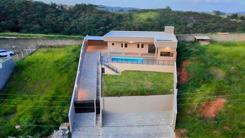 Ótima casa com piscina à venda em condomínio fechado próximo ao centro de Igaratá  Igaratá - 