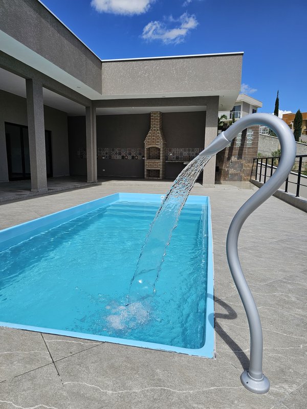 Ótima casa com piscina à venda em condomínio fechado próximo ao centro de Igaratá  Igaratá - 