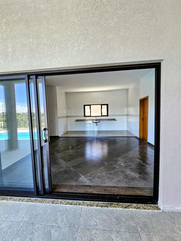 Ótima casa com piscina à venda em condomínio fechado próximo ao centro de Igaratá  Igaratá - 