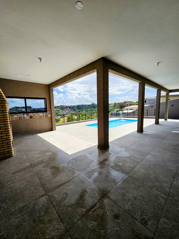 Ótima casa com piscina à venda em condomínio fechado próximo ao centro de Igaratá  Igaratá - 