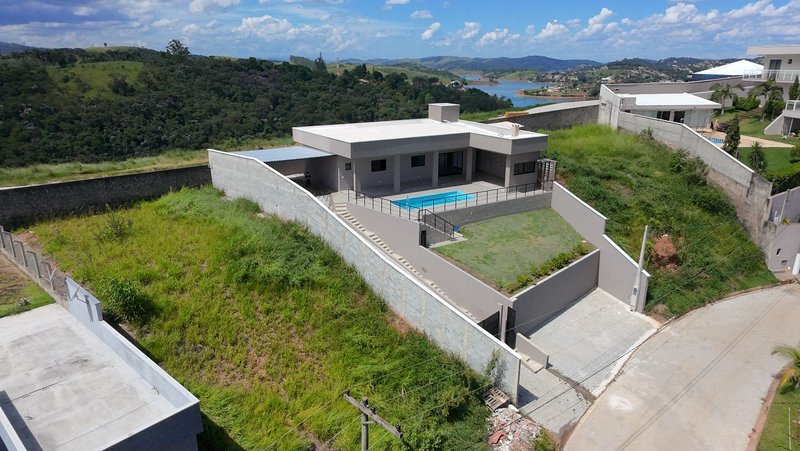 Ótima casa com piscina à venda em condomínio fechado próximo ao centro de Igaratá  Igaratá - 