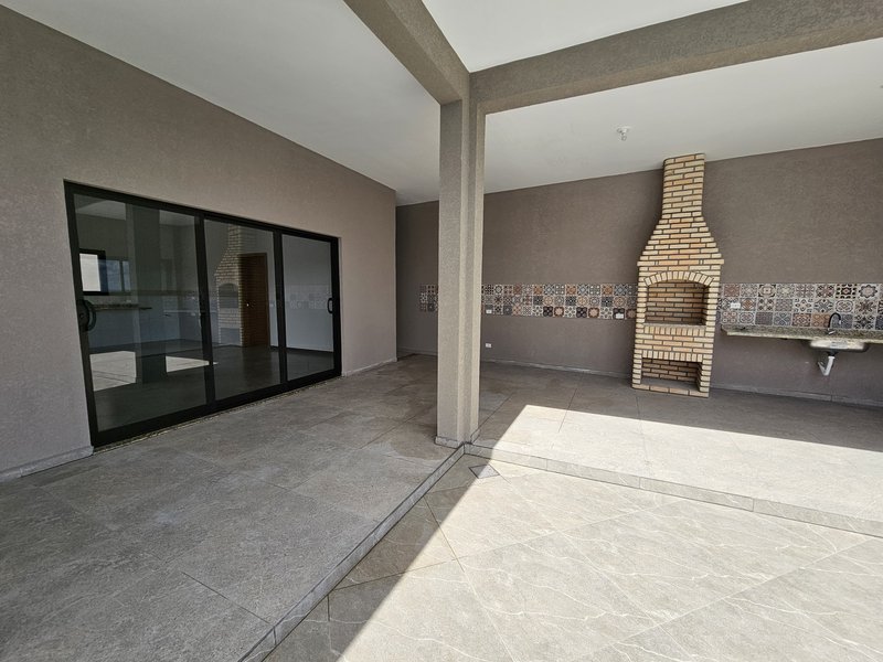 Ótima casa com piscina à venda em condomínio fechado próximo ao centro de Igaratá  Igaratá - 