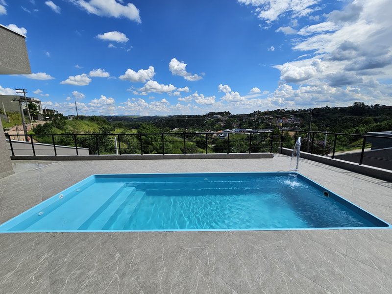 Ótima casa com piscina à venda em condomínio fechado próximo ao centro de Igaratá  Igaratá - 