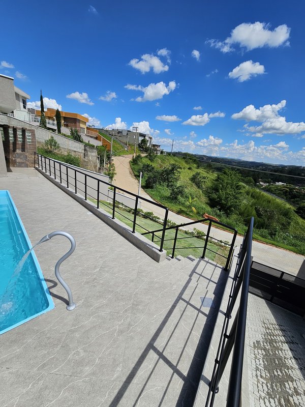 Ótima casa com piscina à venda em condomínio fechado próximo ao centro de Igaratá  Igaratá - 