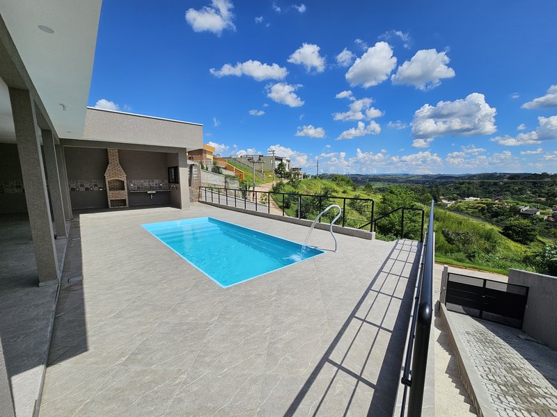 Ótima casa com piscina à venda em condomínio fechado próximo ao centro de Igaratá  Igaratá - 