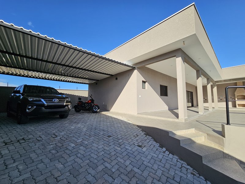 Ótima casa com piscina à venda em condomínio fechado próximo ao centro de Igaratá  Igaratá - 