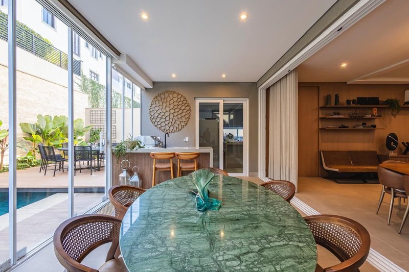 VENDO LINDA CASA – ELEGANTE E CONFORTÁVEL – ME LIGA!! Avenida Honório Alvares Penteado Santana de Parnaíba - 