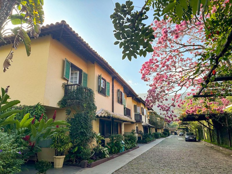 Casa em Condomínio na Praia de Juquehy - LOCAÇÃO ANUAL  São Sebastião - 