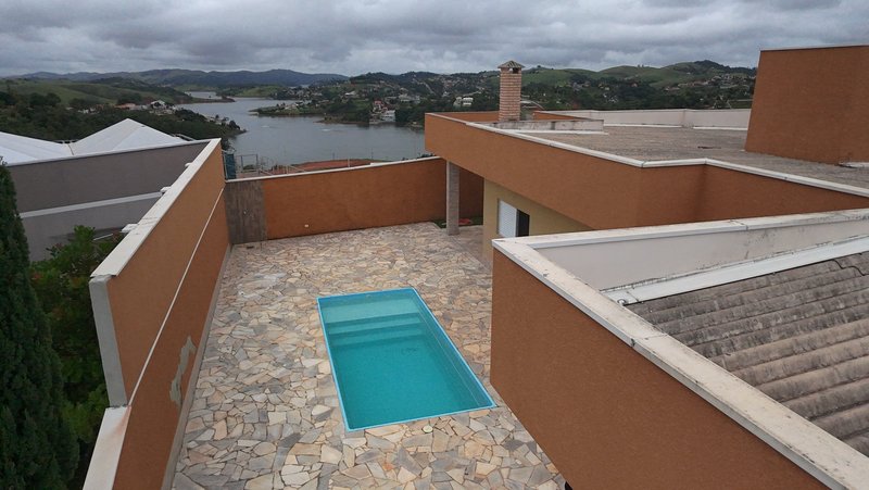 Casa com piscina à venda em condomínio fechado próximo à represa de Igaratá  Igaratá - 