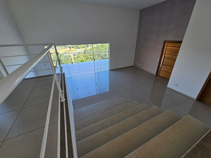 Casa com piscina à venda em condomínio fechado próximo à represa de Igaratá  Igaratá - 