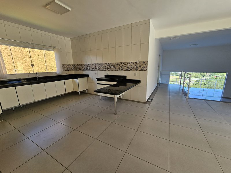 Casa com piscina à venda em condomínio fechado próximo à represa de Igaratá  Igaratá - 
