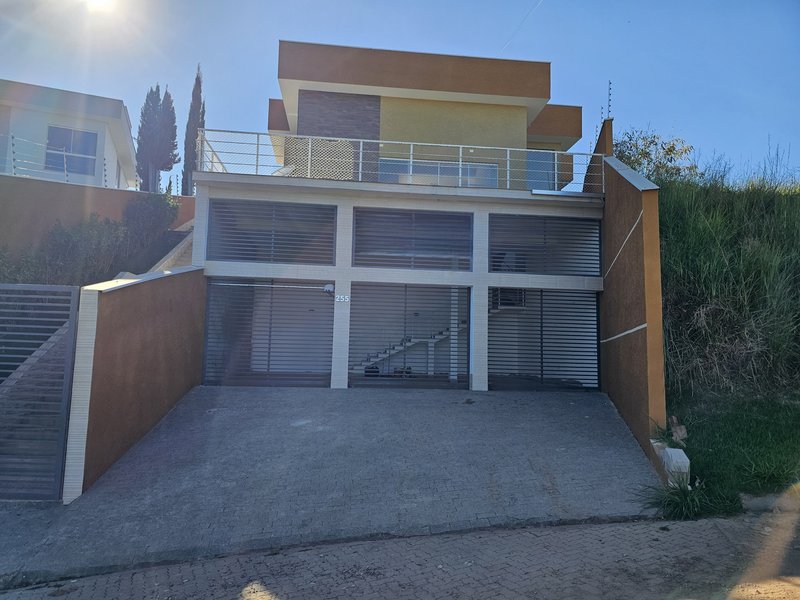 Casa com piscina à venda em condomínio fechado próximo à represa de Igaratá  Igaratá - 