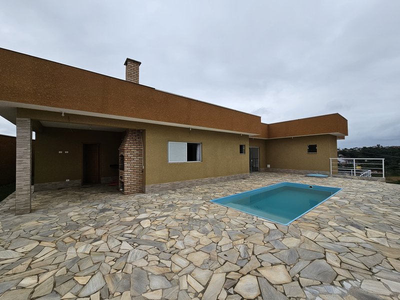 Casa com piscina à venda em condomínio fechado próximo à represa de Igaratá  Igaratá - 