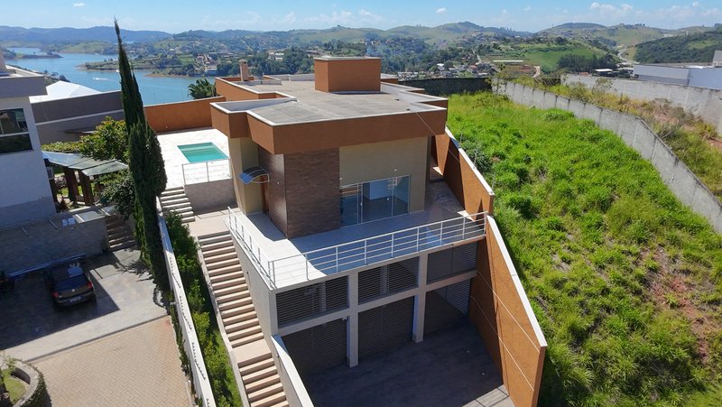 Casa com piscina à venda em condomínio fechado próximo à represa de Igaratá  Igaratá - 
