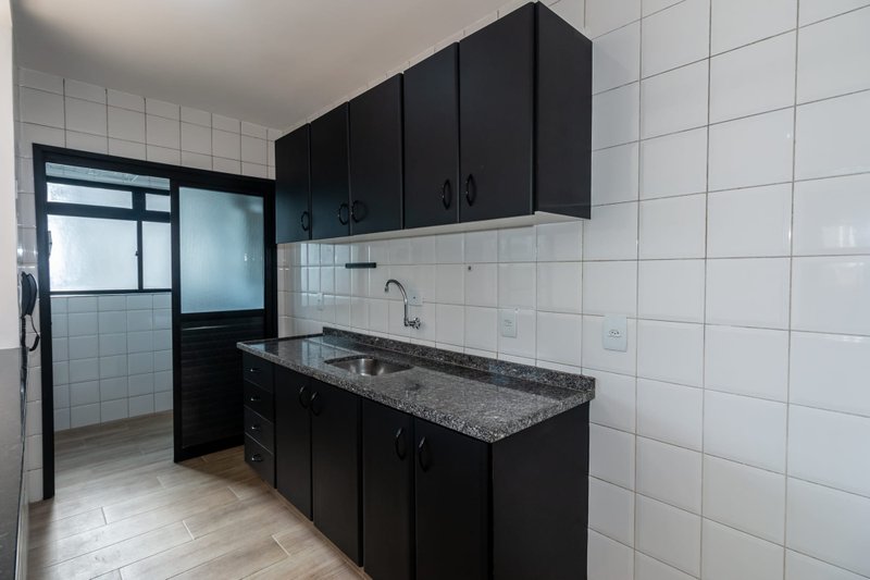 VENDO LINDO APARTAMENTO REFORMADO 60M2 - 2 QUARTOS - 1 VAGA - NOVÍSSIMO!! Rua das Fiandeiras São Paulo - 